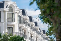 Thiết kế Tân cổ điển sang trọng với mái Mansard xám xanh vững chãi, gợi nhớ khung trời châu Âu lãng mạn.