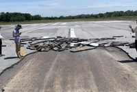 Sự cố nứt đường băng ở sân bay Vinh (Nghệ An) ngày 3/7 khiến các hãng phải hủy các chuyến bay đến đây.