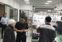 Bộ trưởng Tài chính Mỹ Janet Yellen thăm khu vực sản xuất pin tại nhà máy sản xuất xe máy điện Selex Motor. Trong ảnh CEO Selex Motors Nguyễn Hữu Phước Nguyên giới thiệu với Bộ trưởng Tài chính Mỹ về quy trình sản xuất pin của công ty.