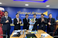 Ông Nguyễn Quốc Kỳ (thứ 3 từ trái qua), Chủ tịch HĐQT Vietravel Airlines tặng hoa cho ông Vũ Đức Biên (thứ 3 từ phải qua) tại ngày ông Biên rời vị trí Thành viên HĐQT Vietravel Airlines