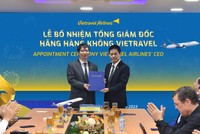 Ông Nguyễn Minh Hải (bên trái) nhận quyết định bổ nhiệm Tổng giám đốc Vietravel Airlines ngày 24/10/2023.