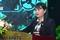 Bà Phùng Thị Bình, Phó tổng giám đốc Ngân hàng Nông nghiệp và Phát triển nông thôn Việt Nam (Agribank) chia sẻ tại hội thảo “Dẫn dòng vốn lớn từ tín dụng xanh”. Ảnh Dũng Minh.