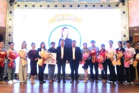 Tập đoàn Sao Mai trao giải cho các tác giả tại cuộc thi đặt tên cho khu resort chuẩn 5 sao tại Thọ Xuân, Thanh Hóa.