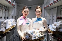 Tiếp viên Hãng hàng không quốc gia Vietnam Airlines chuẩn bị quà tặng cho nữ hành khách trên chuyến bay sáng 8/3.