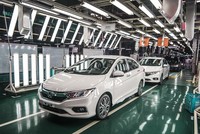 Doanh số bán ô tô tháng 2 năm nay sụt giảm một nửa so với cùng kỳ năm ngoái.