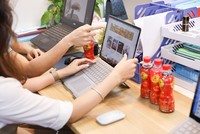 Để chạy deadline hiệu quả khi thức đêm, thiếu ngủ trong thời tiết nắng nóng, nhiều người trẻ chọn cách thanh lọc làm mát cơ thể với Trà Thanh Nhiệt Dr Thanh mỗi ngày.