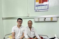 Bác sĩ Ngô Trần Nhật Giang (trái) đến bệnh viện thăm hỏi tình trạng sức khỏe của ông T. vào sáng ngày 1/11.