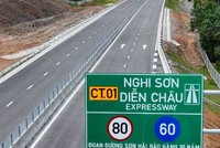 Tập đoàn Sơn Hải phản ánh một số biển báo giao thông trên tuyến cao tốc Nghi Sơn - Diễn Châu bị xóa dòng chữ "đoạn đường Sơn Hải bảo hành 10 năm", gây thiệt hại tài sản của doanh nghiệp.