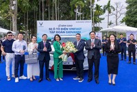 Bà Lê Thị Thu Thủy, Phó chủ tịch Vingroup kiêm Chủ tịch VinFast toàn cầu và ông Nguyễn Trọng Phi, Chủ tịch Giovanni Group tại lễ bàn giao xe.