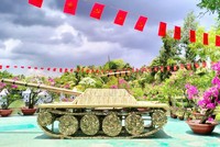 Thiết giáp Trà Sư được các nghệ nhân thiết kế và sắp đặt rất tỉ mỉ, với hàng trăm cây tre được kết nối với nhau biểu trưng cho sự đồng lòng gắn kết của nhân dân ta.