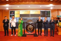 Bà Vũ Thị Hạnh, Chủ tịch HĐQT PTM đánh cồng khai trương giao dịch cổ phiếu PTM