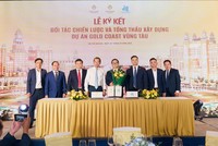 Đại diện Ban Lãnh đạo Hòa Bình và Tập đoàn Gold Coast Holdings tại buổi ký kết.