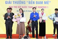 Nguyễn Mỹ Linh nhận giải thưởng “Bền Đam Mê” do báo Tiền Phong tổ chức với sự đồng hành của Number 1. (Ảnh:NVCC).