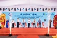 Lãnh đạo TP.HCM và các sở ngành, đại diện công ty Khang Điền thực hiện nghi thức cắt băng khánh thành công trình chỉnh trang tuyến đường Lê Lợi.