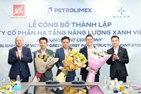 Chủ tịch Xuân Cầu Holdings và Chủ tịch Petrolimex tặng hoa chúc mừng Lãnh đạo CTCP Hạ tầng Năng lượng Xanh Việt Nam