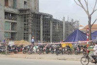 Vụ tai nạn lao động sảy ra ở sảnh tầng 1 của khu khách sạn, bị sập 1 góc giầm của mái sảnh.