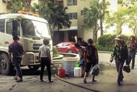 Thiếu nước sinh hoạt khiến người dân rất khốn khổ 