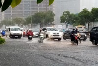Tuyến đường ngập nước khi cơn mưa mới bắt đầu