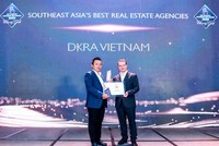 Ông Phạm Lâm - CEO DKRA Vietnam (bên trái) đón nhận giải thưởng "Đơn vị phân phối Bất động sản tốt nhất Đông Nam Á" 