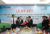 Đại diện Trần Anh Group và Ngân hàng Vietcombank Long An thực hiện nghi thức ký kết hợp đồng.