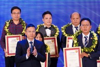 Ông Trần Thế Anh, Tổng Giám đốc Thắng Lợi Land – công ty thành viên Tập đoàn BĐS Thắng Lợi (đứng giữa) vinh dự nhận giải thưởng FAST500 chiều ngày 22/4