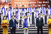 Ông Nguyễn Thanh Quyền nhận giải thưởng Top 100 Doanh nhân trẻ tiêu biểu năm 2022.