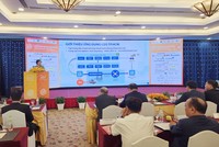 Bà Võ Thị Trung Trinh, Giám đốc Trung tâm chuyển đổi số TP.HCM giới thiệu ứng dụng Công dân số TP.HCM tại Diễn đàn.