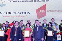 Bà Phan Hoài Thu, Giám đốc Đối ngoại và Truyền thông VNG nhận danh hiệu “50 doanh nghiệp CNTT hàng đầu Việt Nam 2017".