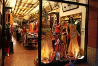 Khaisilk được nêu như một ví dụ "nhanh giàu, nhanh lớn"