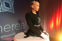 Sophia sẽ sớm có tay chân và di chuyển được