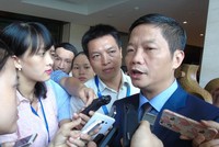 Bộ trưởng Công Thương Trần Tuấn Anh trả lời phỏng vấn bên hành lang Quốc hội.