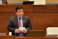 Bộ trưởng Bộ Kế hoạch và Đầu tư Nguyễn Chí Dũng giải trình trước Quốc hội về tăng trưởng kinh tế tại phiên thảo luận về tình hình thực hiện Kế hoạch phát triển kinh tế - xã hội và ngân sách nhà nước năm 2017 và dự kiến năm 2018