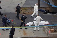 Cảnh sát bên cạnh thi thể phủ vải trắng tại hiện trường vụ khủng bố ở thành phố New York hôm 31/10. Ảnh: Reuters.