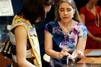 Đích thân chủ tịch hãng ngọc trai quốc tế danh tiếng giới thiệu với khách mua tại một cửa hàng ở trung tâm TP HCM. Ảnh: Viễn Thông