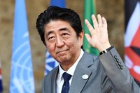 Ông Shinzo Abe chính thức tái đắc cử Thủ tướng Nhật Bản ngày 1/11 sau khi đảng của ông giành chiến thắng tuyệt đối tại cuộc bầu cử Hạ viện tháng trước và ông dự kiến sẽ tại vị cho đến năm 2021.