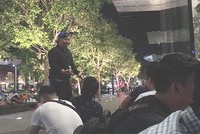 Nhân viên Apple Store (đội mũ xanh) cố khuyên nhóm xếp hàng không nên tụ tập quá sớm.