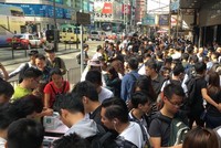 Khác với cảnh xếp hàng tại Singapore, việc mua bán iPhone X ở Hong Kong tỏ ra lộn xộn hơn vì dân buôn tập trung thành "chợ đen" tự phát ngay lề đường để phục vụ cho những người muốn mua sớm. Ảnh: Ezone.