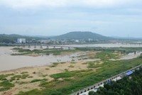 Sông Trà Khúc thường xuyên bị kiệt nước là bất lợi cho Quảng Ngãi thực hiện đồ án quy hoạch đô thị hướng sông, mở rộng về hướng biển. Ảnh: Hà Minh.