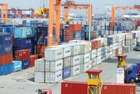 Tự do hóa thương mại và đầu tư là mục tiêu APEC đang hướng tới. Trong ảnh: Xuất nhập khẩu hàng hóa tại cảng Hải Phòng.