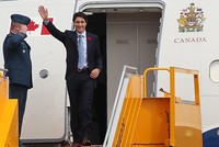Thủ tướng Canada Justin Trudeau vẫy tay chào khi bước xuống từ chuyên cơ tại sân bay Nội Bài. Ảnh: Ngọc Thành.