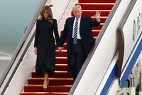 Tổng thống Mỹ Donald Trump đặt chân tới Bắc Kinh. Ảnh: AFP.
