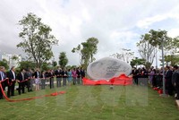 Các đại biểu thực hiện hiện nghi thức khai trương Công viên APEC. (Ảnh: TTXVN)