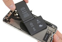 iPhone X được thiết kế với pin lớn kiểu chữ L được ghép lại từ hai pin nhỏ.