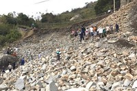 Một trong những điểm sạt lở qua khu vực Đèo Cả (Phú Yên). Ảnh: Anh Duy