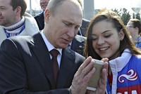 Putin xem thử chiếc iPhone của Apple. Ảnh: Reuters.