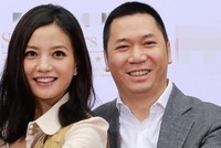 Vợ chồng Triệu Vy bị cáo buộc tung tin gian dối, làm rối loạn thị trường chứng khoán.