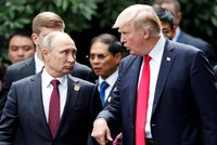 Tổng thống Mỹ Donald Trump và người đồng cấp Nga Vladimir Putin trò chuyện trên đường tới nơi tổ chức buổi chụp hình chung giữa các lãnh đạo tham dự APEC tại Đà Nẵng. Ảnh: Reuters