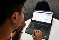 Mọi người đều có thể xem chi tiết các giao dịch Bitcoin nhưng không thể truy xuất danh tính thật của người thực hiện giao địch dó.