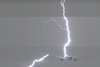 Chiếc máy bay của Hãng KLM bị sét đánh sau khi cất cánh