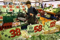 Người dân mua sắm tại siêu thị ở Nhật Bản.